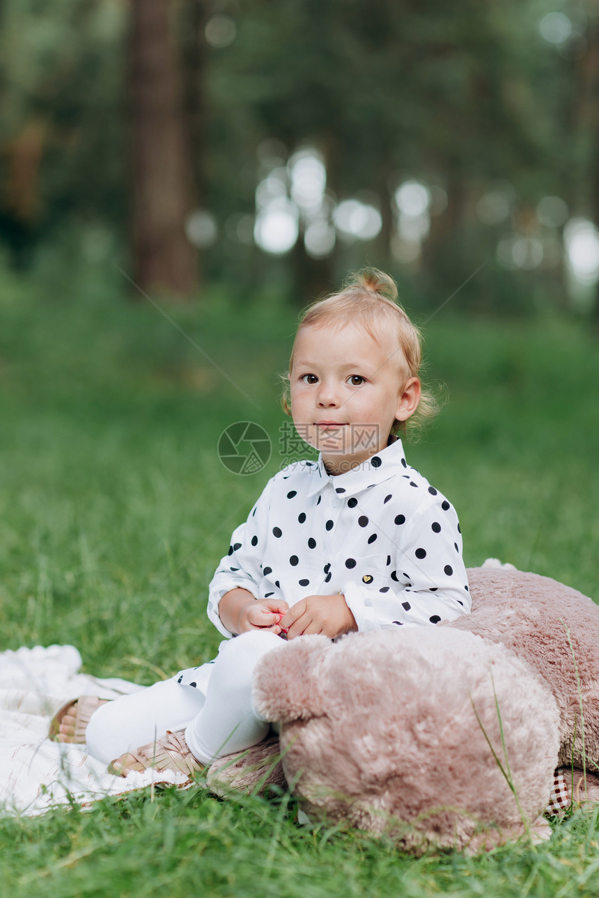可爱小女孩在森林里玩乐图片