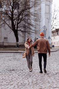 幸福的情侣在散步图片