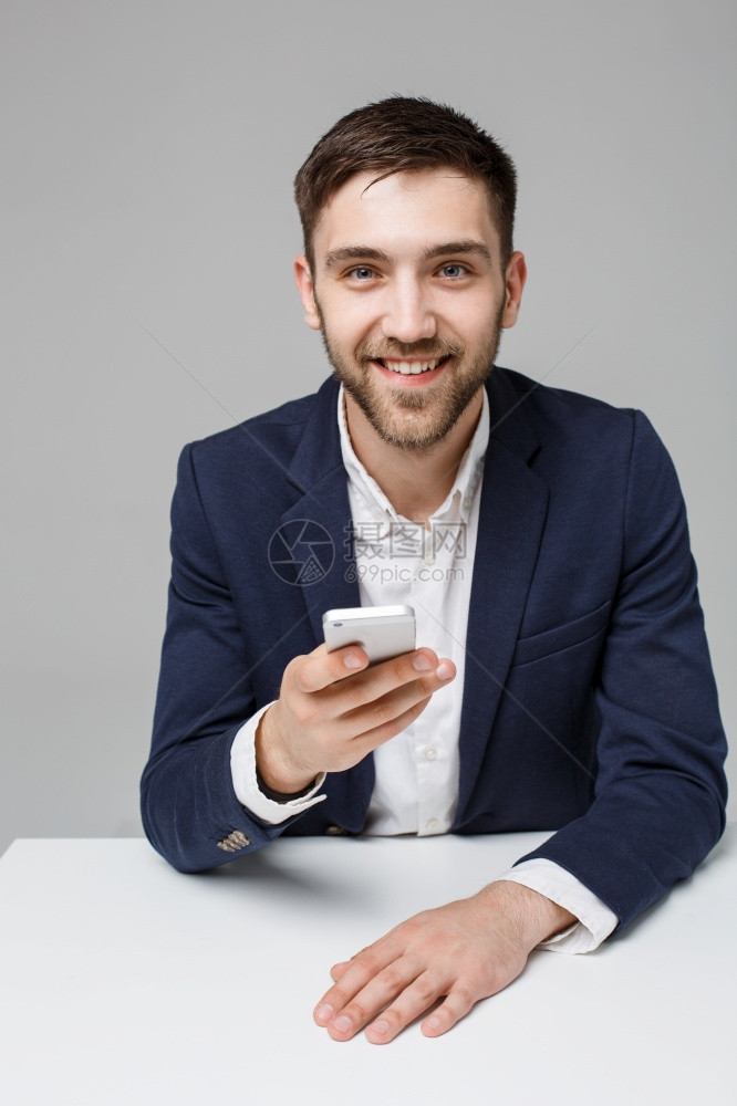 商业概念肖像英俊的商人玩电话微笑自信的脸白色背景复制空间图片