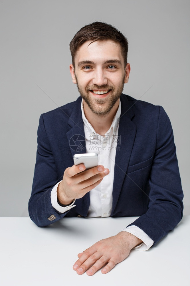商业概念肖像英俊的生意人在工作办公室玩黑帮电话笑着看笔记本电脑白色背景图片