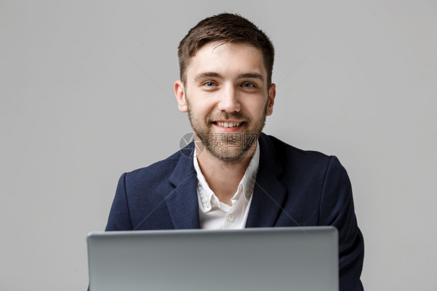 商业概念肖像英俊的商人玩数字笔记本微笑自信的脸白色背景复制空间图片