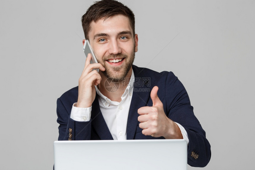 商业概念肖像英俊的商人在他笔记本电脑前露出笑容满脸自信的笑容白色背景复制空间图片