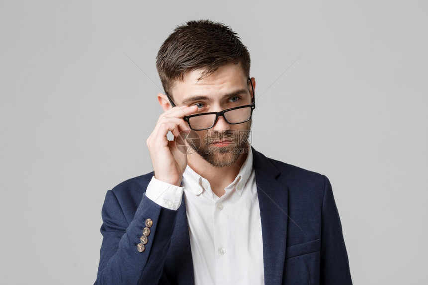 商业概念一个英俊的商人肖像穿着眼镜严肃的思维压力面部表情孤立的白色背景复制空间图片
