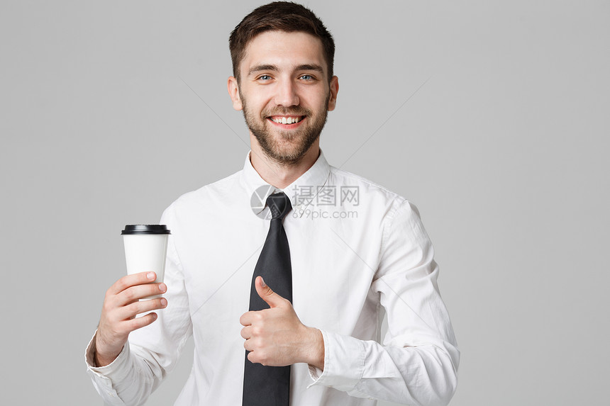 一位英俊商人的肖像穿着正式西装喝杯咖啡图片