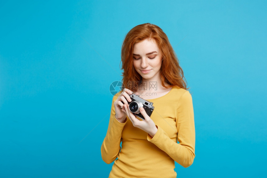 快乐的姜红发女孩玩着古老的相机快乐表达方式面部蓝色背景复制空间旅行和人的概念快乐的姜红发女孩头部肖像准备带着古老的相机快乐表达方图片