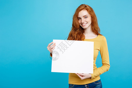 头发海报商业概念关闭肖像年轻美丽的有吸引力姜红发女孩微笑着显示空白的标志蓝色糊面背景复制空间背景