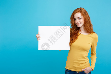 头发海报年轻漂亮的迷人姜红头发女孩微笑着空白的牌子蓝色面纸背景复制空间背景