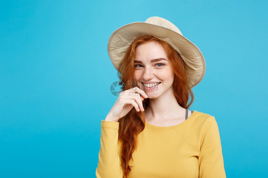 旅行概念关闭肖像年轻漂亮的红头发美女戴着时髦帽子微笑着蓝色面部背景复制空间图片