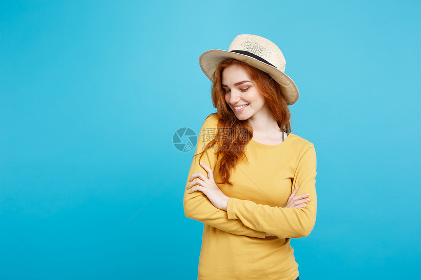 旅行概念关闭肖像年轻美丽的有吸引力姜红发女孩戴着时髦帽子微笑着蓝色的面部背景复制空间图片