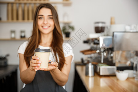 美丽的女士在拿着咖啡微笑背景图片