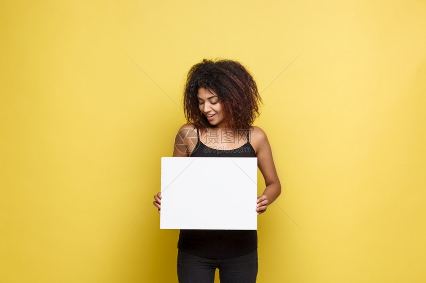 商业概念关闭肖像年轻美丽的有吸引力非裔美国人微笑展示白的牌黄色面粉工作室背景复制空间关闭肖像展示白牌复制空间图片