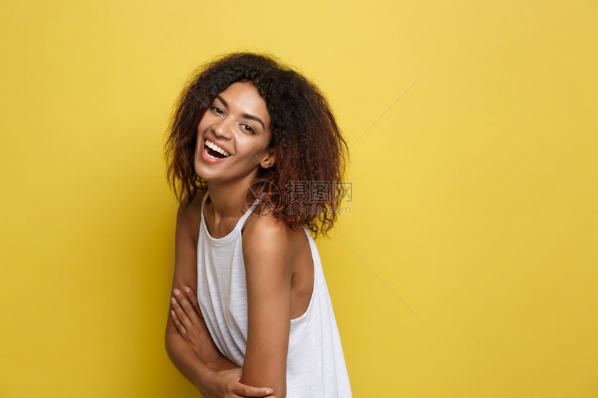 美丽的有吸引力非洲女头部肖像张贴着快乐的笑容黄色工作室背景复制空间美丽的有吸引力非洲女头部肖像张贴着快乐的笑容黄色工作室背景复制图片