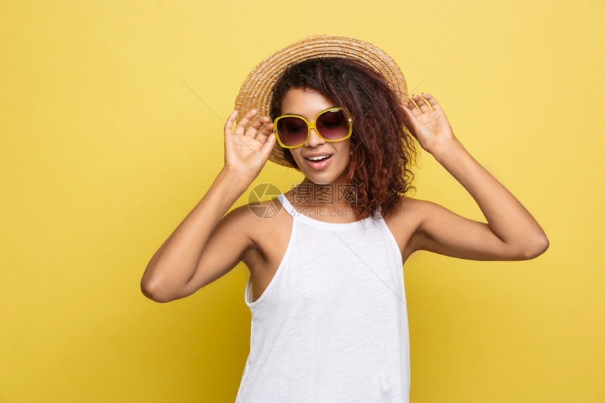 旅行概念关闭肖像年轻美丽的有吸引力非洲女带着时髦的帽子和太阳镜微笑黄色的面纱工作室背景复制空间关闭肖像戴着时髦的帽子和太阳镜微笑图片