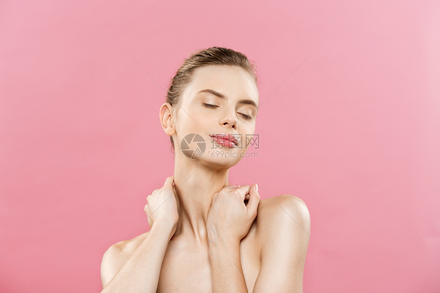 美貌概念女人干净的皮肤紧贴粉红工作室皮肤护理面部美容学干净的皮肤粉红工作室图片