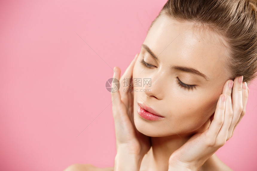 美貌概念女人干净的皮肤紧贴粉红工作室皮肤护理面部美容学干净的皮肤粉红工作室图片