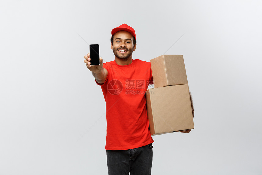 英俊的非洲送货员或快递的肖像显示您检查订单的手机盒孤立在灰色工作室背景上复制空间交付概念复制空间图片