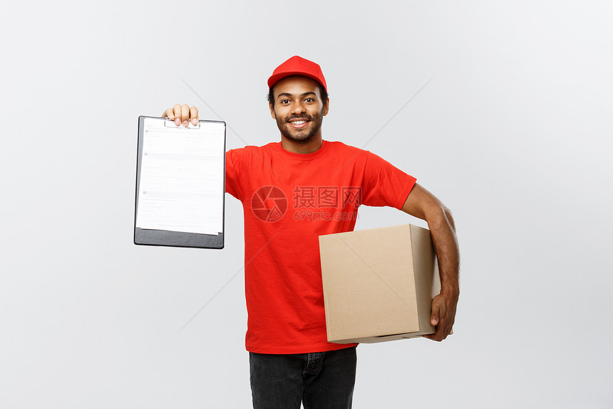 交付概念英俊的非洲送货员或快递的肖像显示要签署的确认文件表格在灰色工作室背景上隔离复制空间图片
