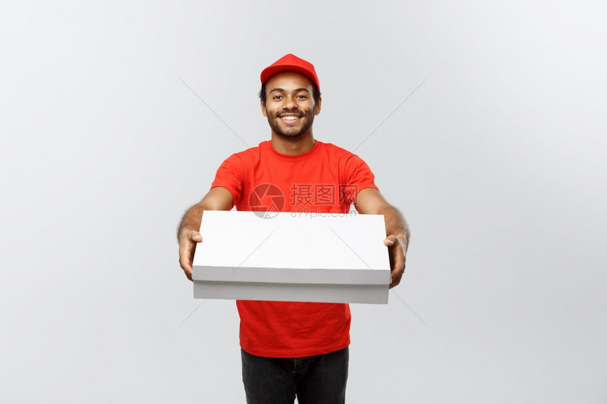 交付概念英俊的非洲比萨饼送货员的肖像与灰色工作室背景隔绝复制空间图片