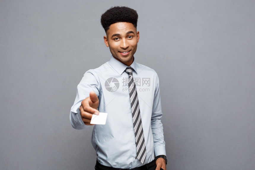 商业概念快乐的英俊专业非洲商人给客户发名卡图片