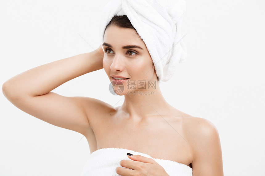 美貌和皮肤护理概念美丽的天主教女青年头上戴浴巾盖着乳房白色美丽的天主教女青年胸上盖着白色图片