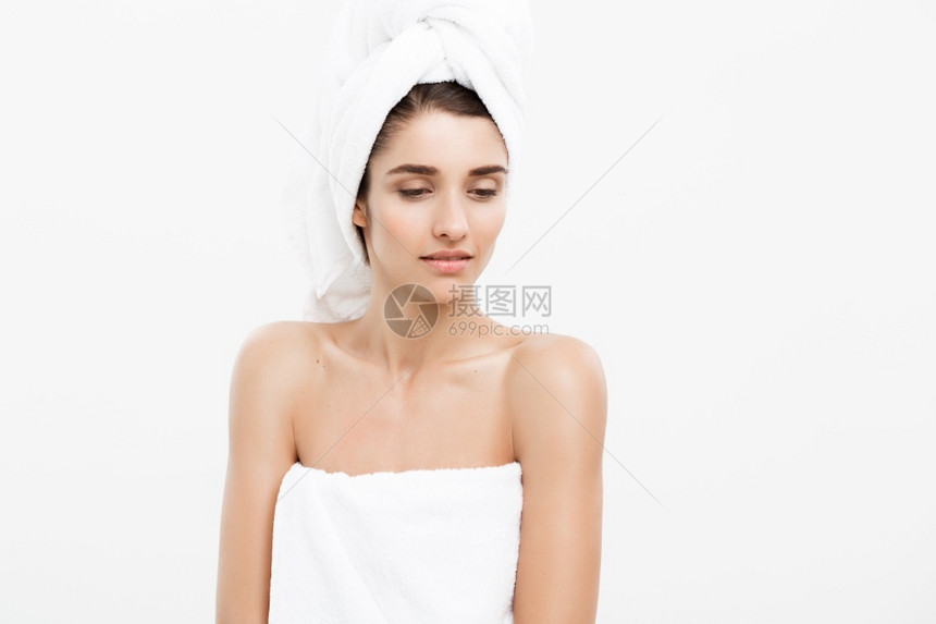美貌和皮肤护理概念美丽的天主教女青年头上戴浴巾盖胸罩白美丽的天主教女青年胸罩白图片