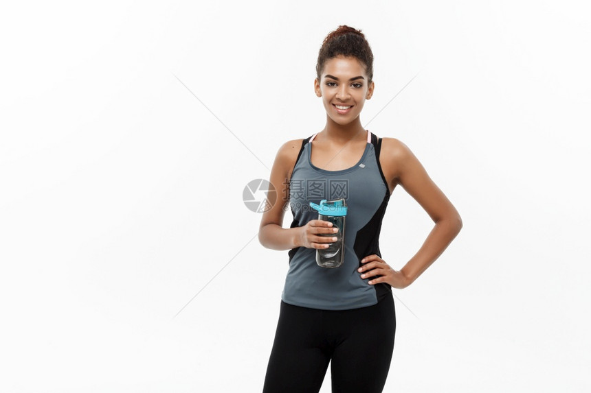 年轻的女性锻炼后面带微笑的休息喝水图片