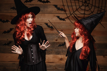 halowen概念红发小巫婆用魔杖施法给母亲用惊吓的魔杖施法神圣的概念红发小巫婆用魔杖施法给她母亲用惊吓的魔杖施法背景