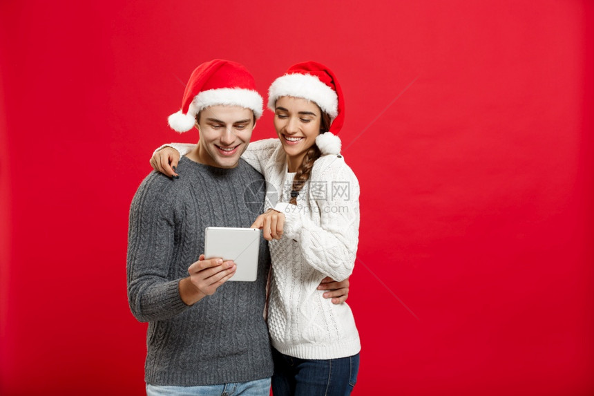 一起读圣诞贺卡的情侣图片