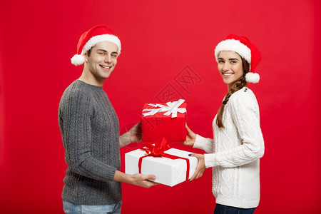 年轻的情侣互相赠送圣诞礼物图片