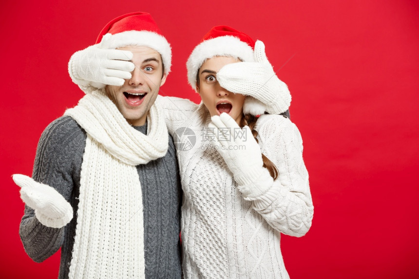 圣诞节概念年轻时装的夫妇在冬天穿的时装紧地看着彼此庆祝圣诞节年轻时装的夫妇在冬天穿的时装紧地看着彼此庆祝圣诞节图片