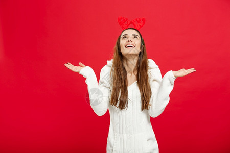 圣诞节概念年轻有吸引力的天主教女士穿着驯鹿毛带庆祝圣诞节图片
