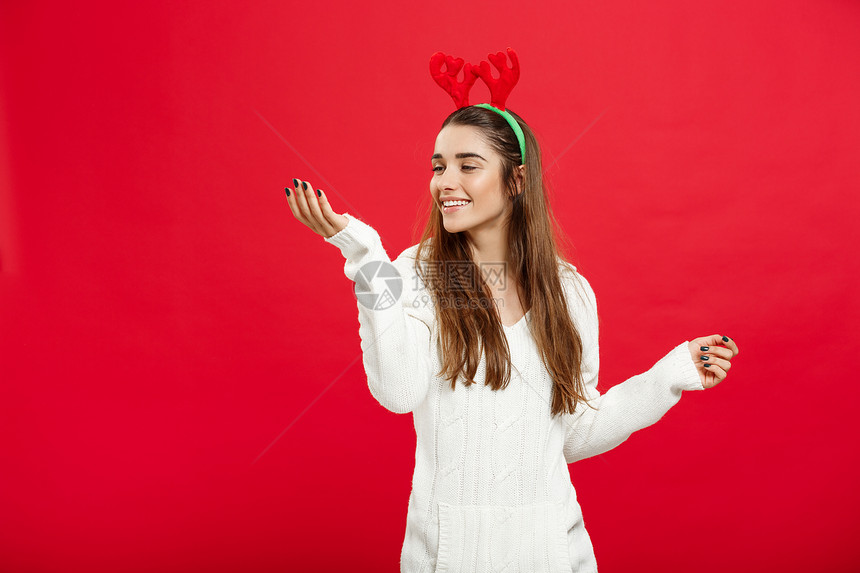 圣诞节概念年轻有吸引力的天主教女士穿着驯鹿毛带庆祝圣诞节图片