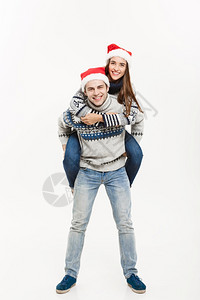 男子戴着圣诞帽背着女友图片
