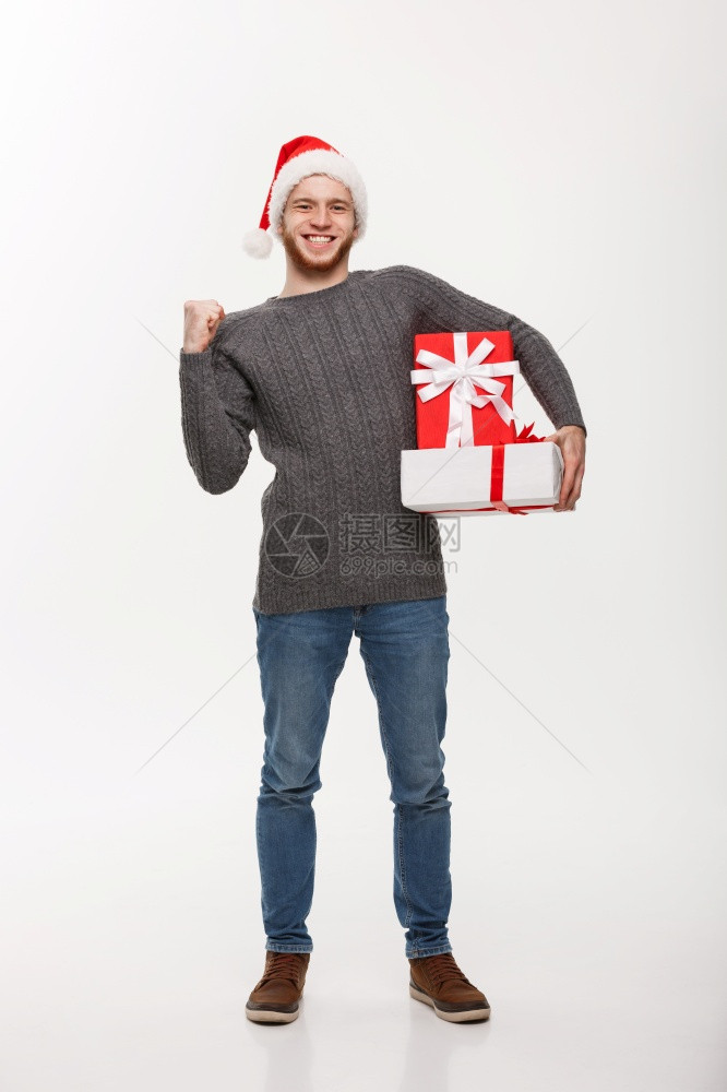 圣诞概念快乐的年轻男人胡子拿着礼物手放在白色背景上图片
