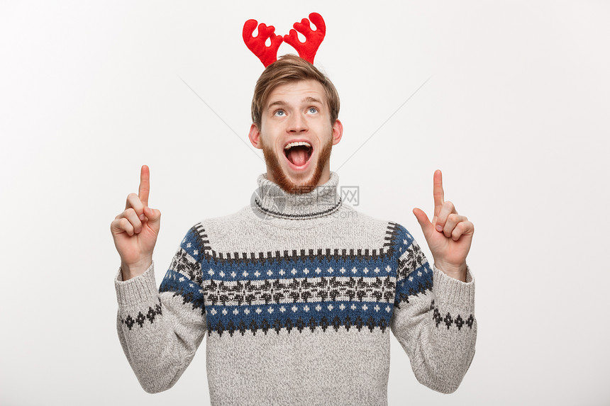 胡子男快乐的庆祝圣诞图片