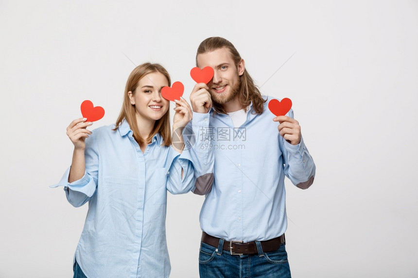 情侣拿着红心遮住单个眼睛图片