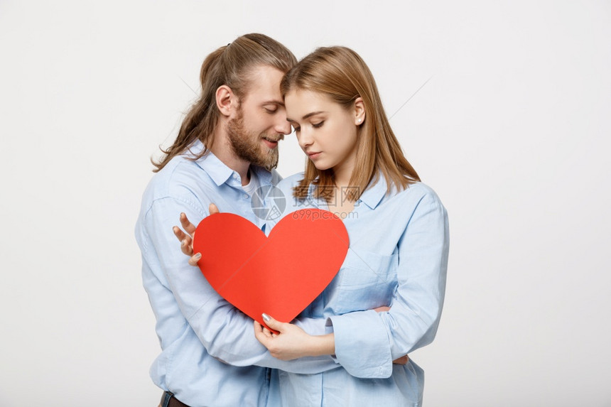 相爱的夫妻一起捧着红心图片