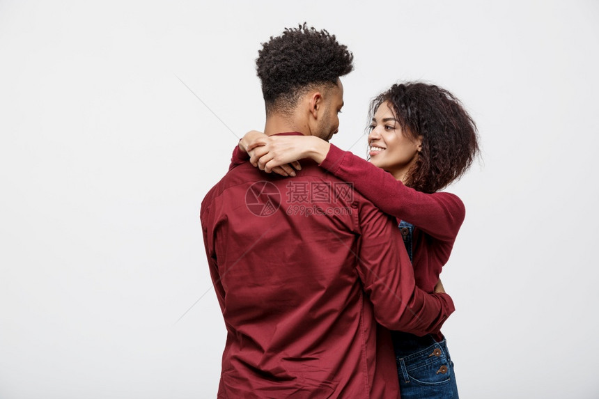 美籍非洲快乐夫妇在白色背景中拥抱对方图片