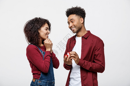 年轻英俊的非洲男子令人惊讶地问她的女朋友求婚图片