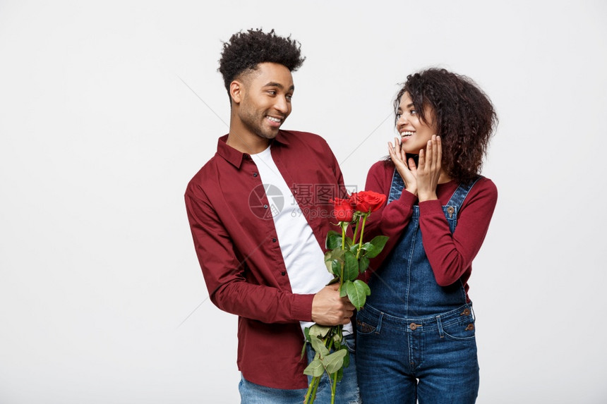 年轻的非洲男孩送玫瑰花给女友图片
