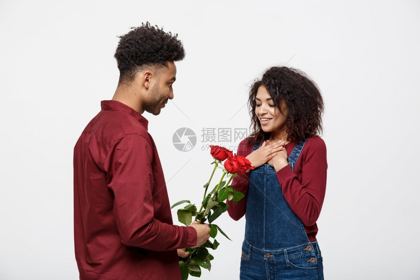 男子送玫瑰花给女友图片