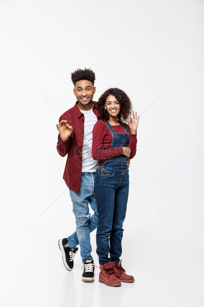 生活方式概念一对快乐笑的非洲夫妇全长肖像站在白色背景之外展示一个快乐笑的非洲夫妇完整肖像一对快乐笑的非洲夫妇全长肖像展示一个与白图片