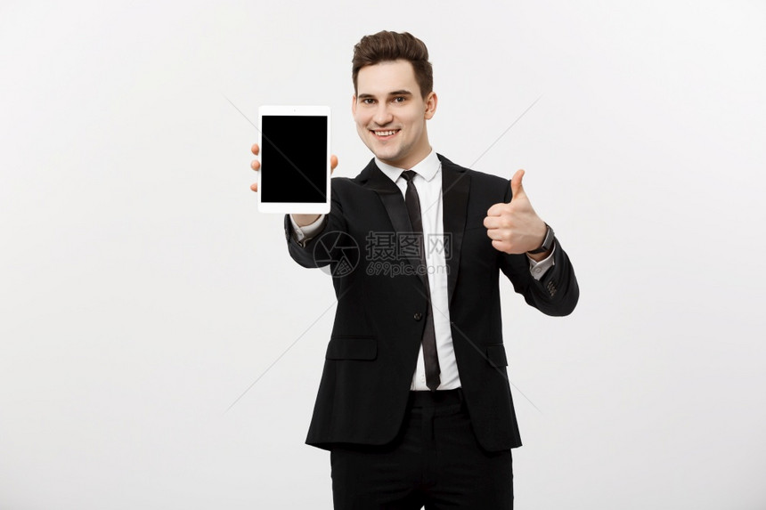 商业概念微笑的商人在灰色工作室背景上露出拇指商业概念微笑的商人在灰色工作室背景上露出拇指图片