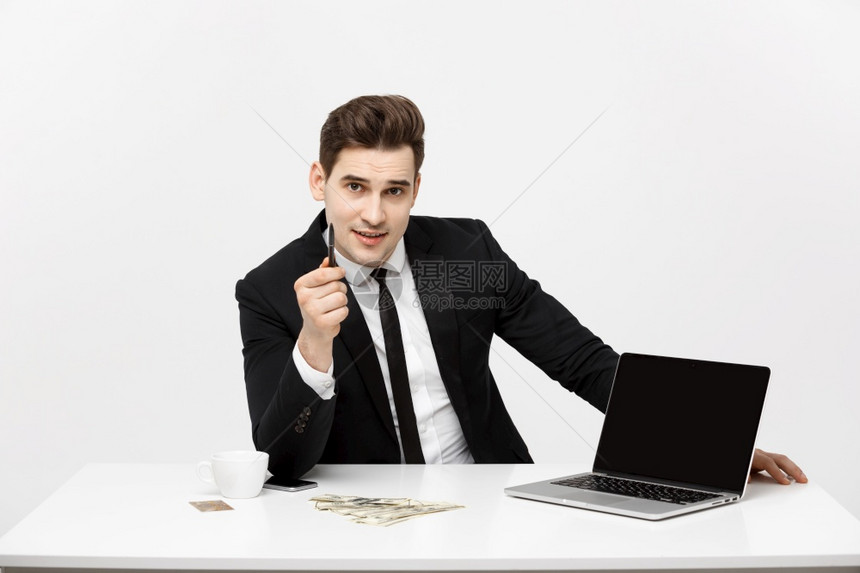 笑的商人将他笔记本电脑与带复制空间的白屏幕展示给观看者笑的商人将他笔记本电脑与带复制空间的白屏幕展示给观看者图片