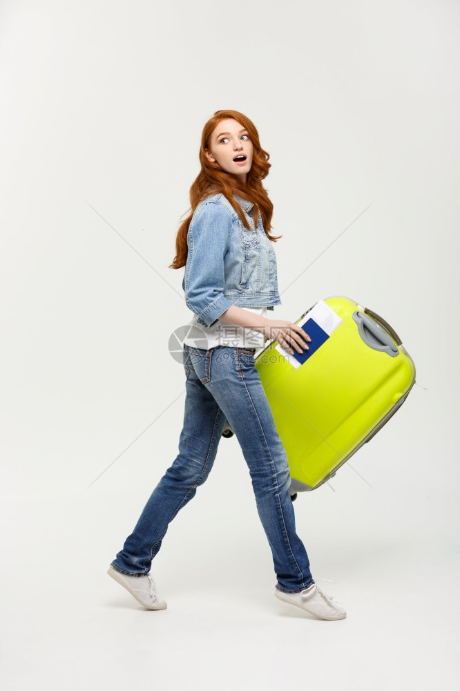 旅行概念年轻的天主教女旅行者手提箱与白色背景隔离图片