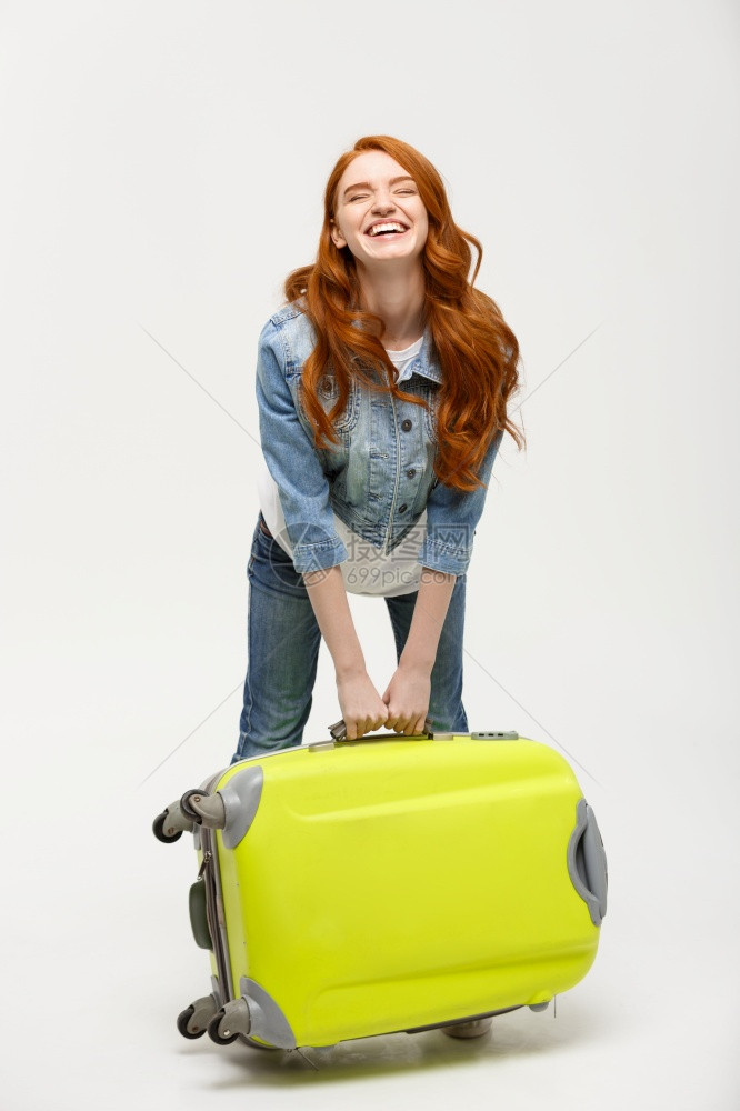 旅行和生活方式概念年轻快乐的美丽女子在白色背景上持有绿手提箱旅行和生活方式概念年轻快乐的美丽女子在白色背景上持有绿手提箱图片
