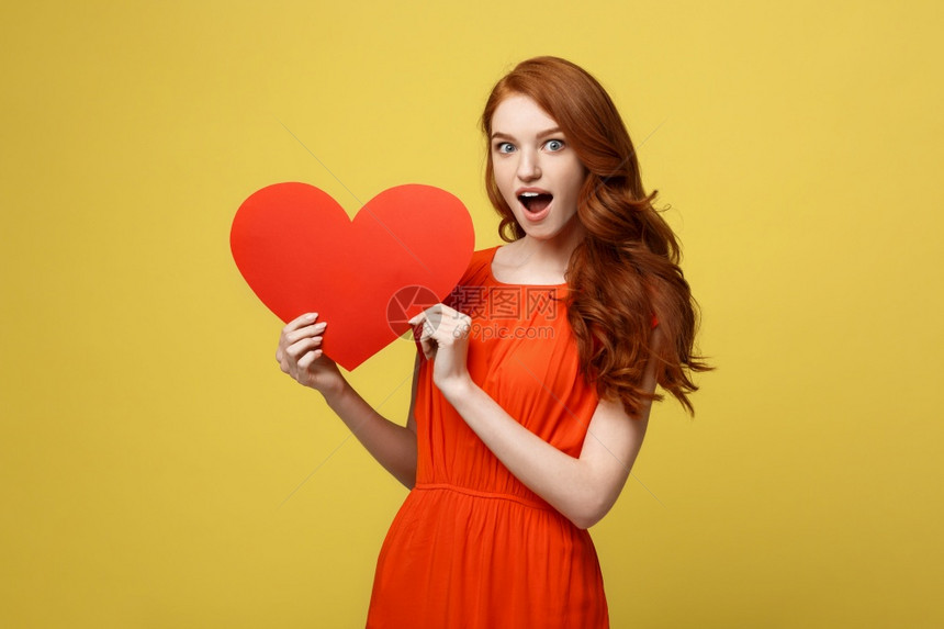 红发女孩的爱情概念红心牌图片
