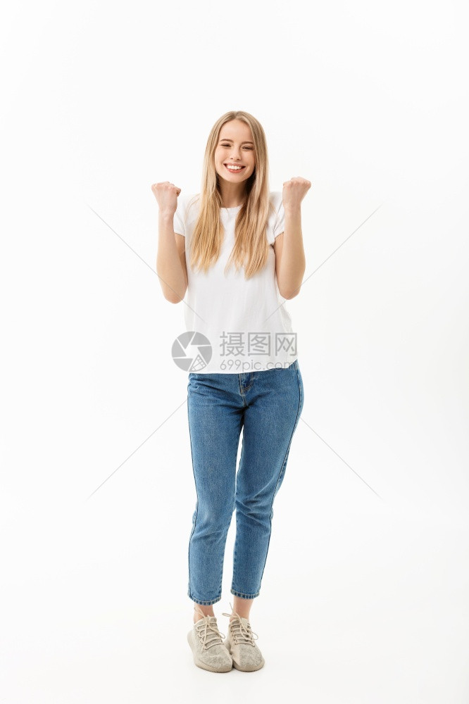 一位穿着白衬衫的快乐女人完整长肖像庆祝她成功克服白背景的快乐女人完整长肖像图片