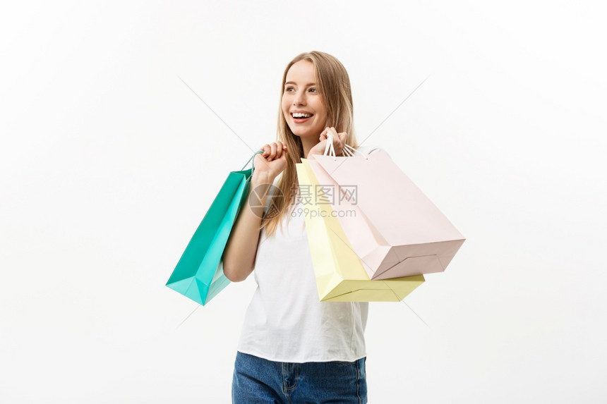 购物和生活方式概念年轻快乐的夏季购物妇女微笑并持有白色背景孤立的购物袋和生活方式概念年轻快乐的夏季购物妇女微笑并持有白色背景孤立图片