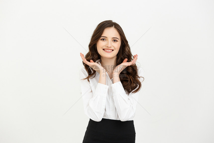 快乐的年轻商业妇女画像与白背景隔离的年轻商业妇女画像图片